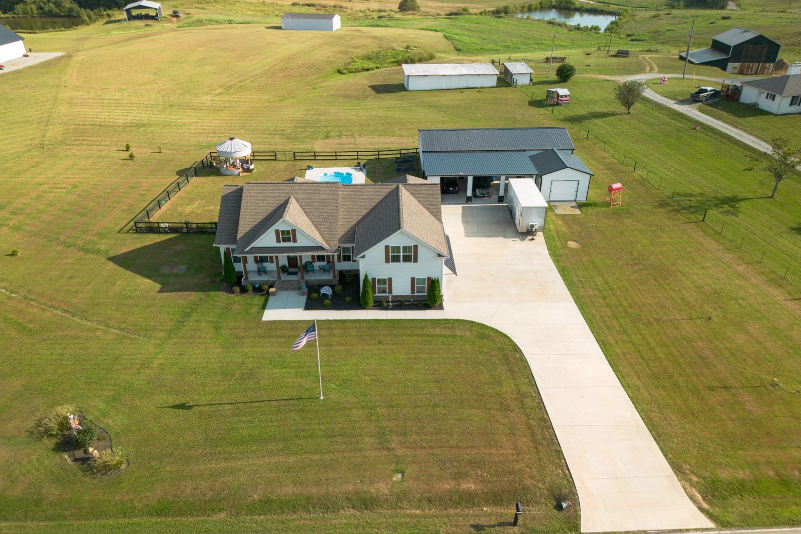 Aerial view of a Tennessee home with a long driveway